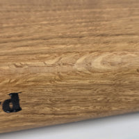 Grain detail of white-oak cutting board by Treeboard.
